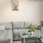 One-bedroom And Modern *